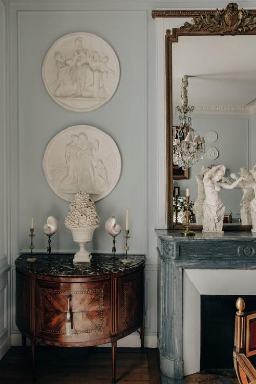 В интерьерах своей парижской квартиры декоратор Тимоти Корриган соединил очарование английского загородного дома и французскую изысканность. 04