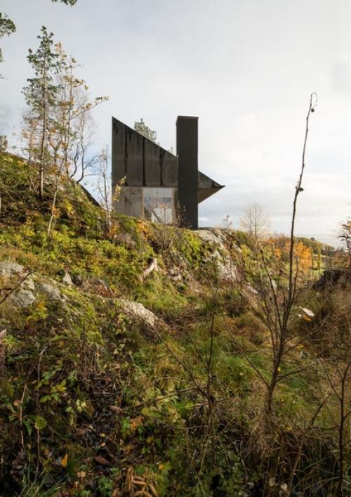 Норвегия.  Постройка стоит на скалистой возвышенности, откуда открываются завораживающие виды на фьорд. 01