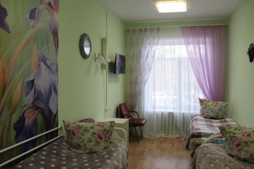 Мы постоянно работаем над созданием уютной и комфортной атмосферы в жилых комнатах наших проживающих. 07