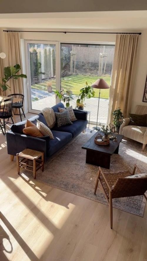 Интерьер этого дома буквально купается в естественном свете, создавая невероятно уютную атмосферу. 01