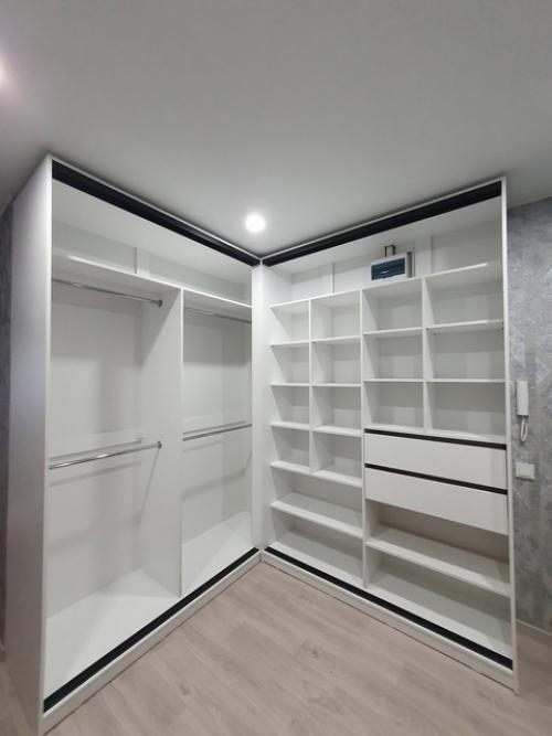 Всем здравствуйте!  В квартире Ворониных появился новый угловой шкаф - купе. 01