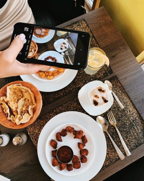 Иду как-то домой по ленинской, вижу, что много, очень много индийских студентов идут не на лекции, а заходят в здание бывшего Шашлычного Дома. 01