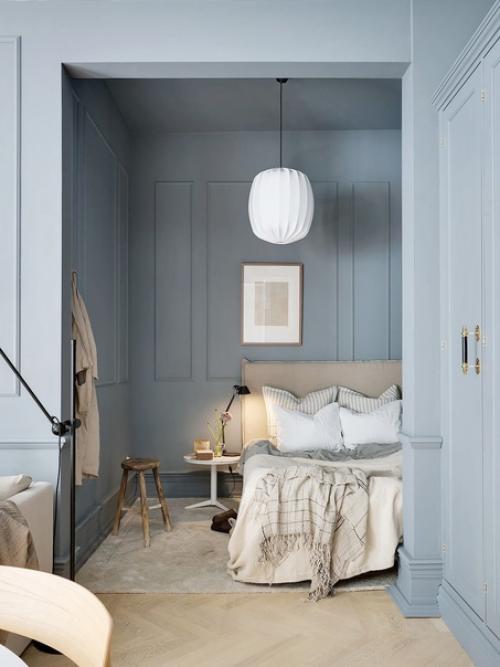 Лепной декор на потолке и необычные рамы окон в интерьере квартиры с серо-голубыми стенами и светильниками в скандинавском стиле. 04