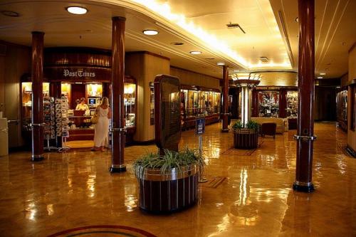 Пока лайнер со скростью 30 узлов двигался через океан пассажиры осваивали этот огромный плавучий город. 08