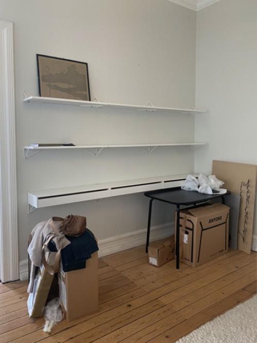 Хранение в гостиной с помощью системы полок, стойки для журналов и вешалки для одежды: до и после. 01