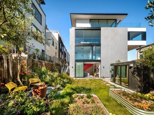 Местная студия Dumican Mosey в 2022 году завершила ремонт дома 1907 года постройки с красной лестницей в районе русского холма в Сан-франциско. 01