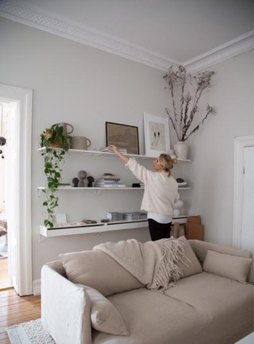 Хранение в гостиной с помощью системы полок, стойки для журналов и вешалки для одежды: до и после. 03