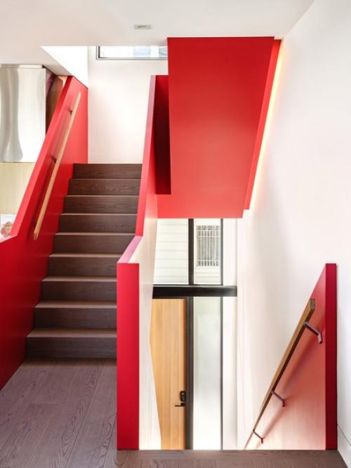 Местная студия Dumican Mosey в 2022 году завершила ремонт дома 1907 года постройки с красной лестницей в районе русского холма в Сан-франциско. 07