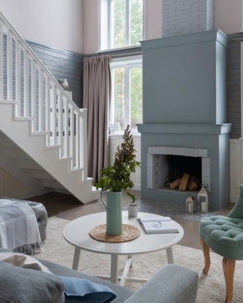 Дизайнеры придумали легкий в реализации, но недорогой в исполнении и интересный по стилистическому решению проект семейного загородного домика. 02