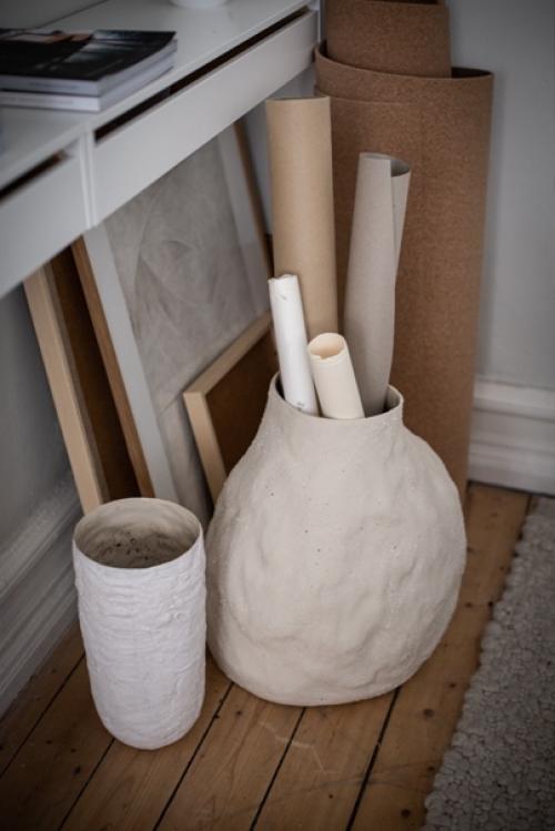 Хранение в гостиной с помощью системы полок, стойки для журналов и вешалки для одежды: до и после. 05