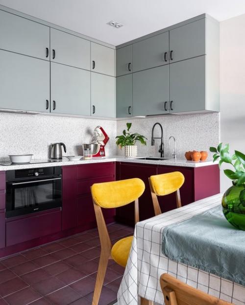 Автор этого незаурядного и насыщенного цветами интерьера - дизайнер Дарья Власова. 03