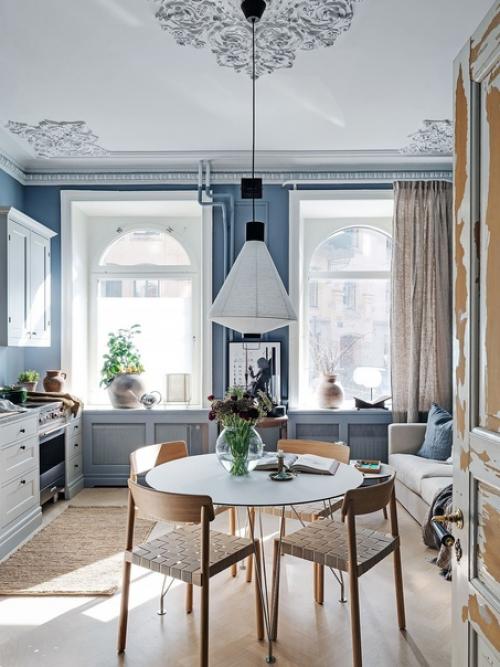 Лепной декор на потолке и необычные рамы окон в интерьере квартиры с серо-голубыми стенами и светильниками в скандинавском стиле. 05
