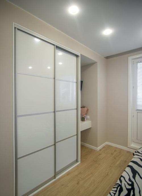 Отличным вариантом для хранения вещей станет элегантный шкаф купе с двумя раздвижными дверцам. 01