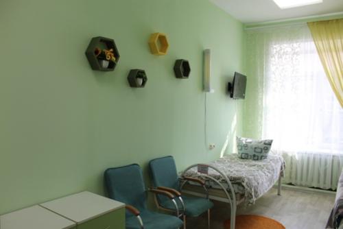 Мы постоянно работаем над созданием уютной и комфортной атмосферы в жилых комнатах наших проживающих. 01