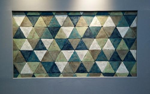 Предлагая для интерьеров натуральные пастельные тона, производители добавляют оригинальности своим изделиям за счёт фактуры и формы. 02