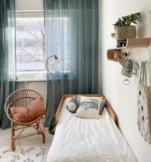 Белая квартира с множеством красочных элементов и интересным декором. 04