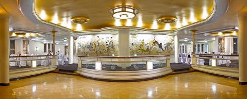 Пока лайнер со скростью 30 узлов двигался через океан пассажиры осваивали этот огромный плавучий город. 03