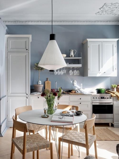 Лепной декор на потолке и необычные рамы окон в интерьере квартиры с серо-голубыми стенами и светильниками в скандинавском стиле. 03