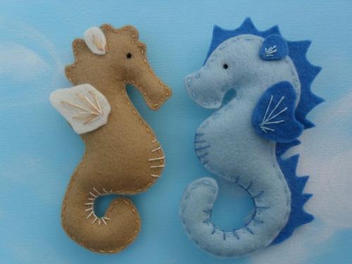 Эта оригинальная мягкая игрушка, выполненная в виде морского конька, отлично впишется в любой интерьер. 05