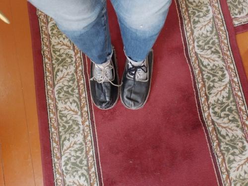 Босая, она неслышно ступает по ковровым дорожкам с маленьким пластиковым ведерком в руке - поливает цветы. 08