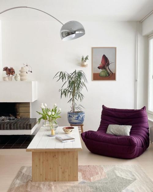 Белая квартира с множеством красочных элементов и интересным декором. 05