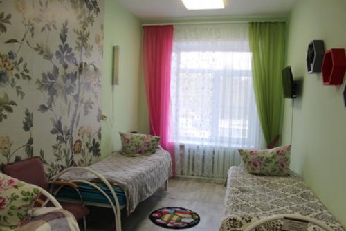 Мы постоянно работаем над созданием уютной и комфортной атмосферы в жилых комнатах наших проживающих. 05