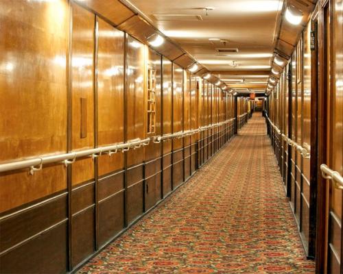 Пока лайнер со скростью 30 узлов двигался через океан пассажиры осваивали этот огромный плавучий город. 01