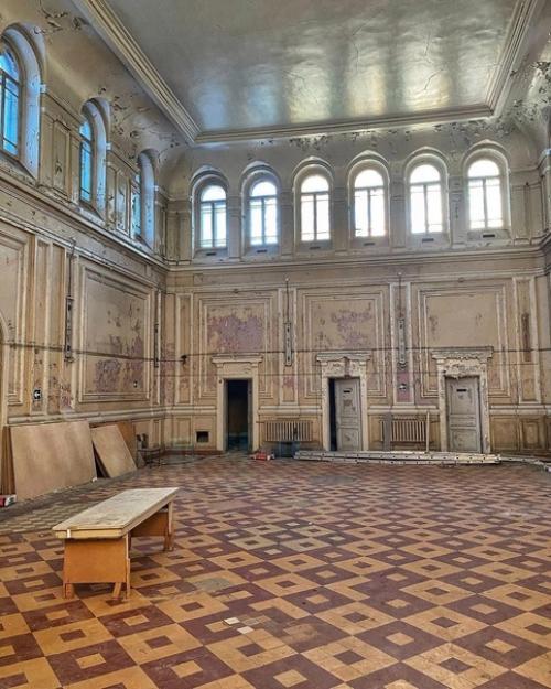 Разрушающаяся старинная больница святой Ольги. 03