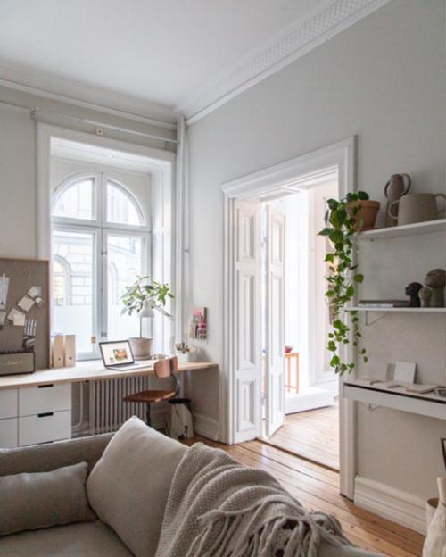 Хранение в гостиной с помощью системы полок, стойки для журналов и вешалки для одежды: до и после. 06