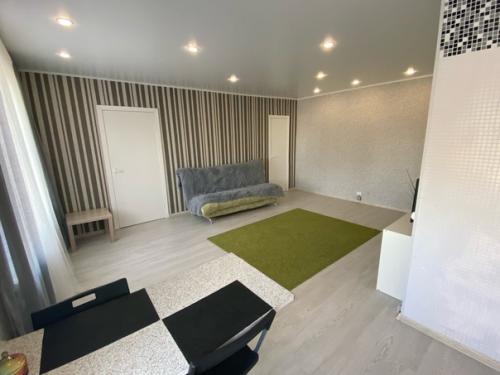 С 12 июня сдаётся евродвушка ( кухня соединенная с гостиной), спальня, гардеробная. 02