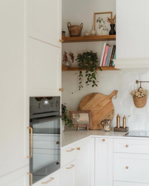 Интерьер этого дома буквально купается в естественном свете, создавая невероятно уютную атмосферу. 05