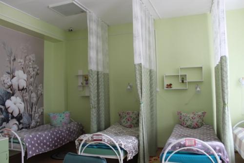 Мы постоянно работаем над созданием уютной и комфортной атмосферы в жилых комнатах наших проживающих. 04