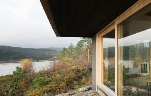 Норвегия.  Постройка стоит на скалистой возвышенности, откуда открываются завораживающие виды на фьорд. 02