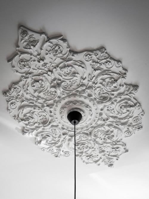 Лепной декор на потолке и необычные рамы окон в интерьере квартиры с серо-голубыми стенами и светильниками в скандинавском стиле. 07