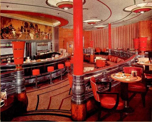 Пока лайнер со скростью 30 узлов двигался через океан пассажиры осваивали этот огромный плавучий город. 07