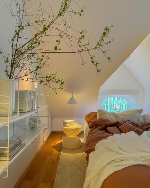 Светлый и стильный интерьер современной квартиры с деревянными элементами, теплым освещением и красивым текстилем и декором. 06