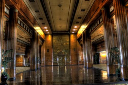 Пока лайнер со скростью 30 узлов двигался через океан пассажиры осваивали этот огромный плавучий город. 09