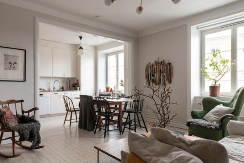 Дом, в котором находится эта очаровательная квартира построен в Стокгольме в 20-х годах прошлого века. 01