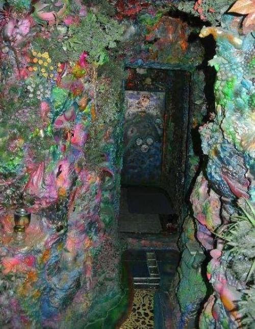 Вот такая вот необычная квартира с самым настоящим психоделическим интерьером выставлена на продажу в Киеве.