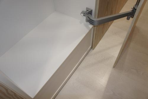 Система шкафов для хранения вещей установленная в зале. 08