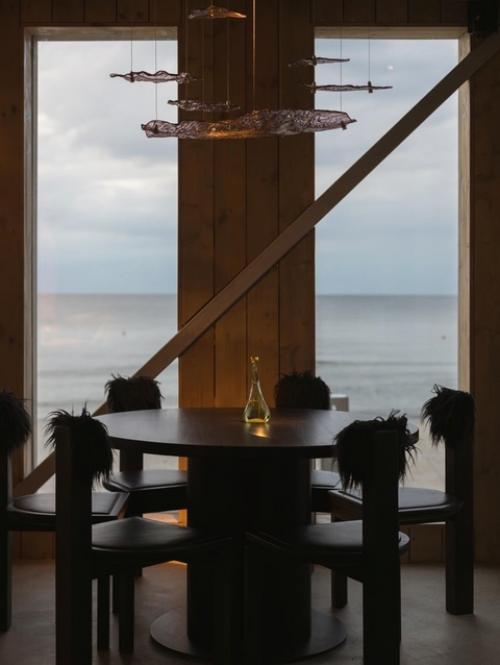 Реализованный интерьер ресторана на территории глэмпинга Малина, на берегу балтийского моря. 05