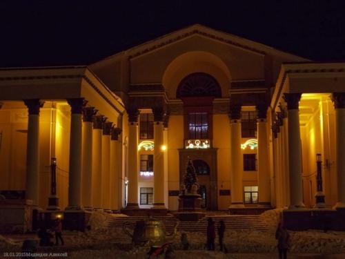 Дворец культуры построен по заказу и на средства верх - исетского металлургического завода в 1952-1957 годах. 05