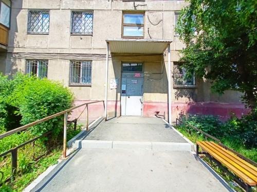 Продается раздельная двухкомнатная квартира на комфортном 3 этаже. 07