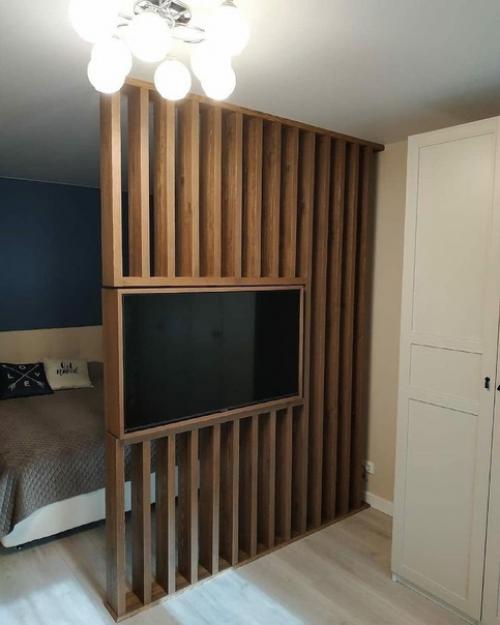 Как здорово придумали: тут тебе и зонирование и телевизор в спальную зону и в кухню. 04