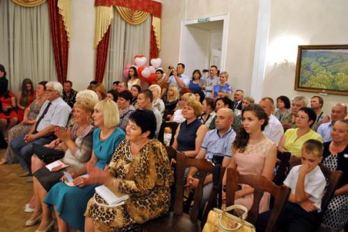 Выпускной - это самый важный, долгожданный и радостный школьник праздник, открывающий дорогу во взрослую жизнь. 03