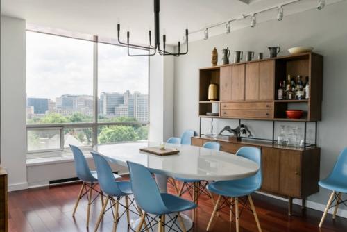 Сложно представить себе иной предмет мебели, который мог бы подарить интерьеру столько уюта и теплоты, как буфет на кухню. 05