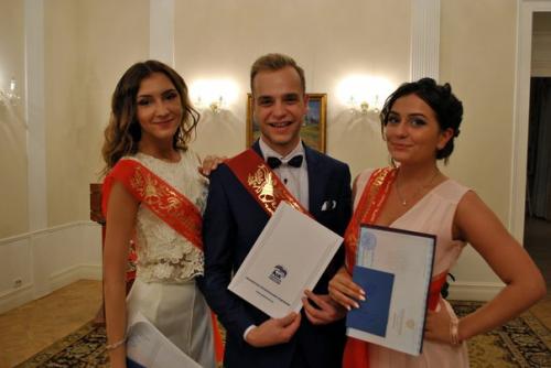 Выпускной - это самый важный, долгожданный и радостный школьник праздник, открывающий дорогу во взрослую жизнь. 06