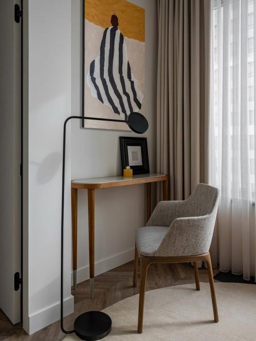 Грамотная планировка позволила создать зонирование без перегородок. 08