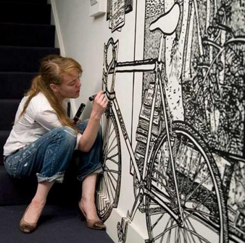 Charlotte Mann разрисовывает интерьеры и экстерьеры домов и квартирчерным маркером.