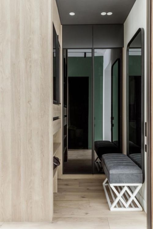 Хозяин квартиры немного сдержан, но при этом любит яркие цвета и был готов на дизайнерские эксперименты. 06